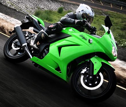 Kawasaki Ninja 250R: Side view of Kawasaki Ninja 250R