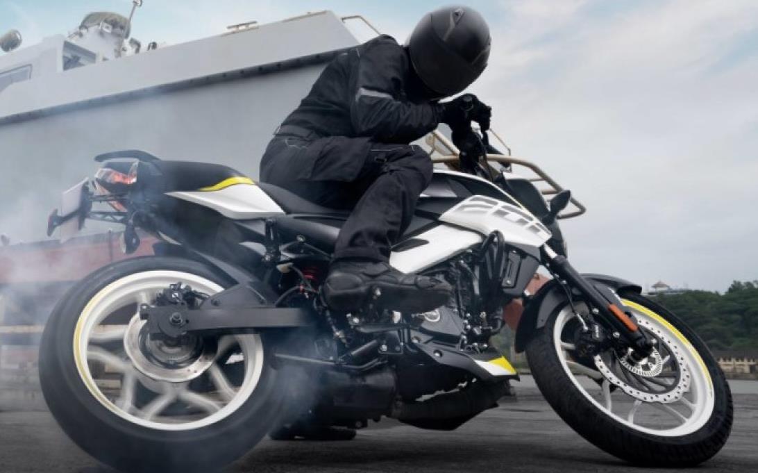 pulsar 200 ns on road price