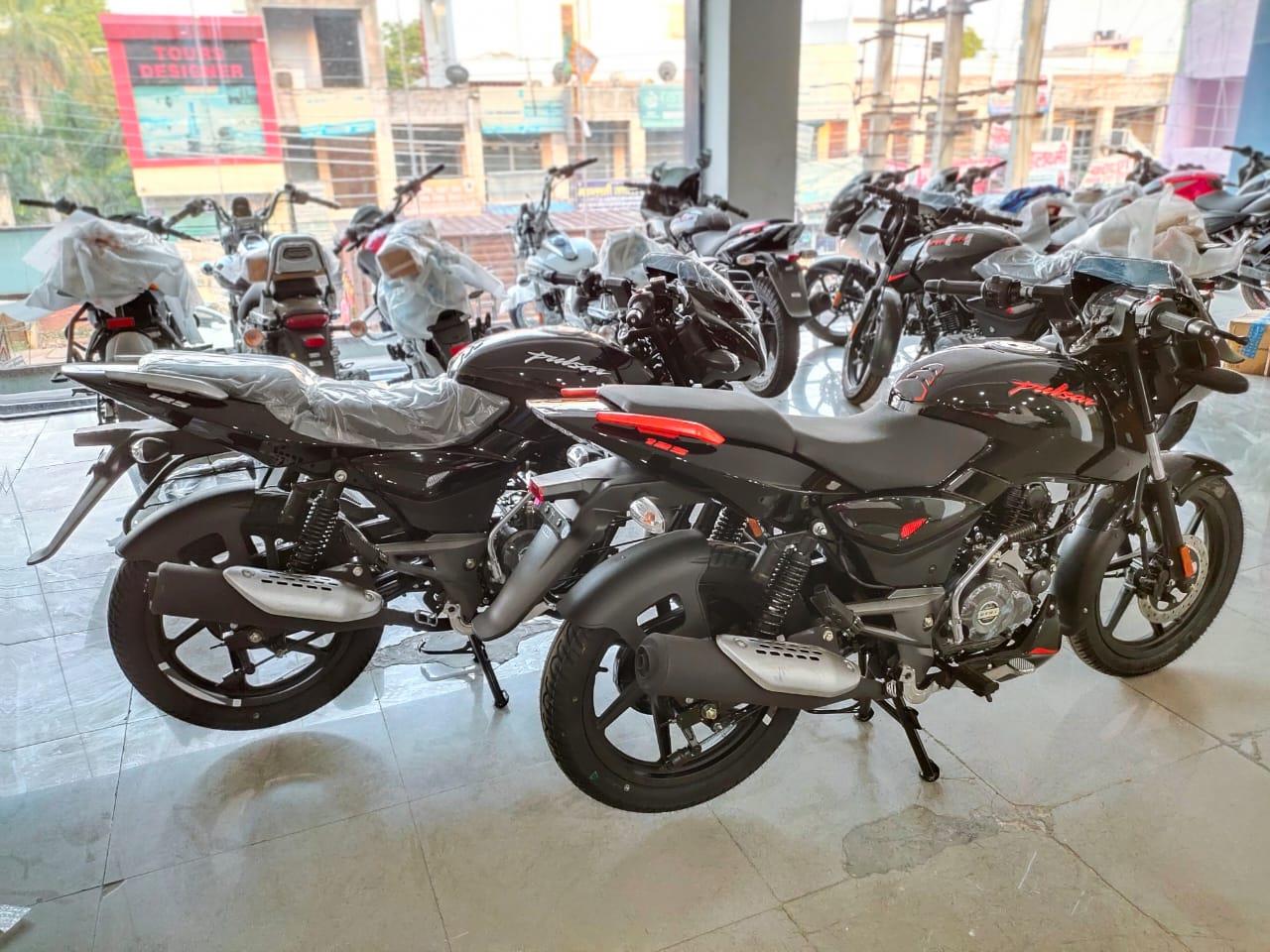 Bajaj Pulsar 125 Split Seat Price, Top Speed & Mileage In India