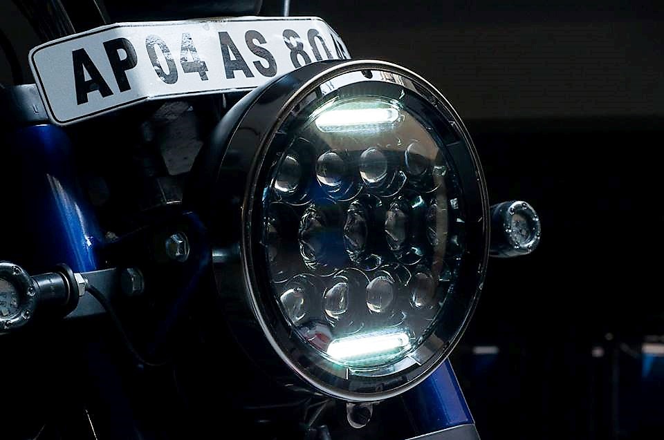 royal-enfield-classic-350-zafiro-eimor-customs-headlamp-closeup