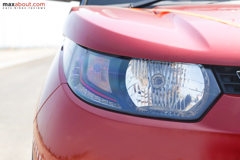 The headlight seems curvy from the far side but has LED daytime running lights, non smoked headlight and turn indicator in single unit. You can even notice the muscular placement of the bonnet.