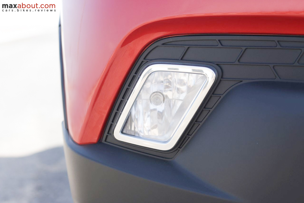 The fog light is housed in a neatly finished chrome section, surrounded by a Black grill with random pattern.