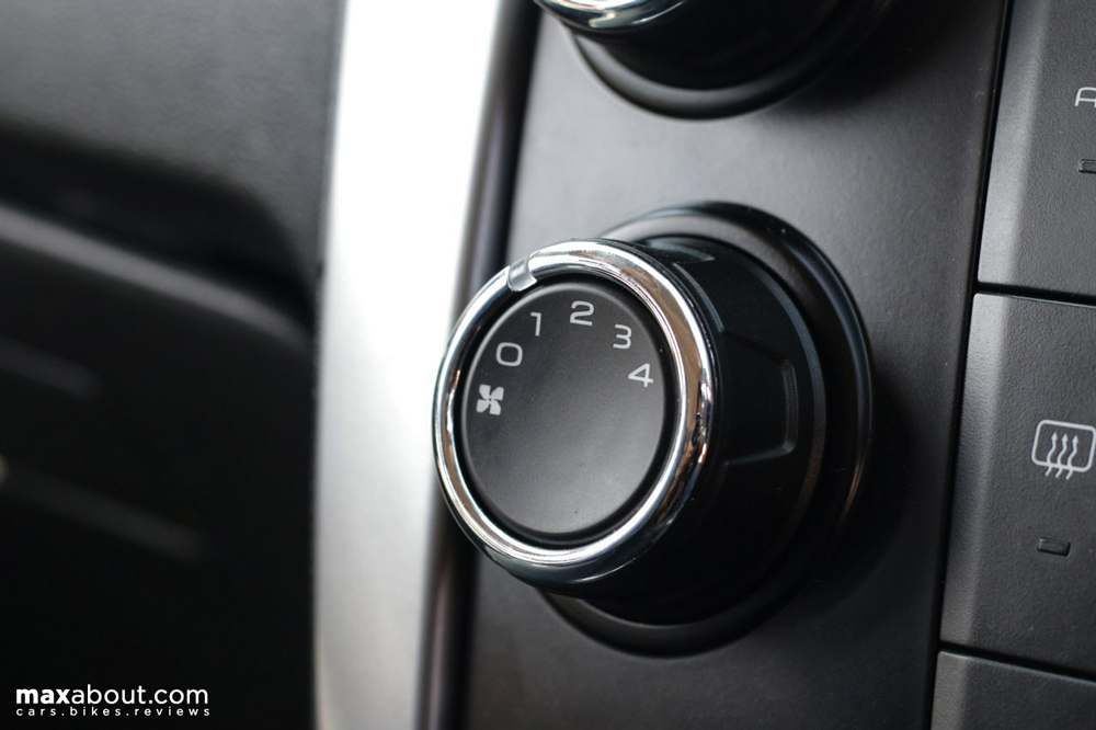 The knobs are chrome lined and easy to operate by the front passengers.
