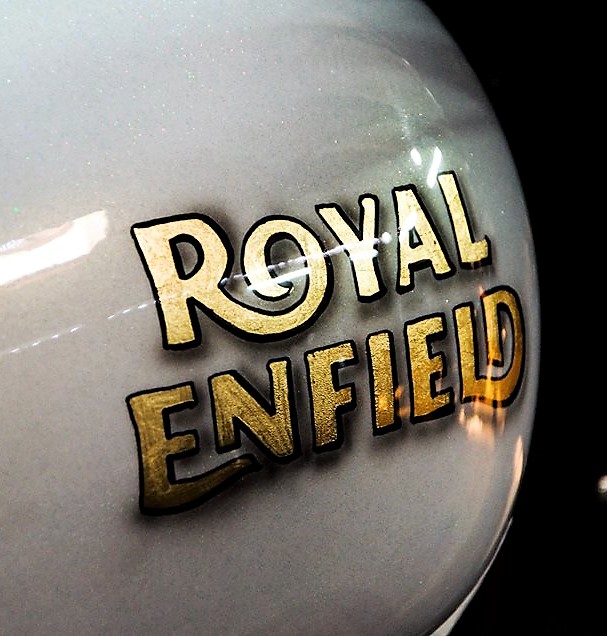 Royal-Enfield-Thunderbird-500-Ivory-Black-by-Eimor-Customs-badging