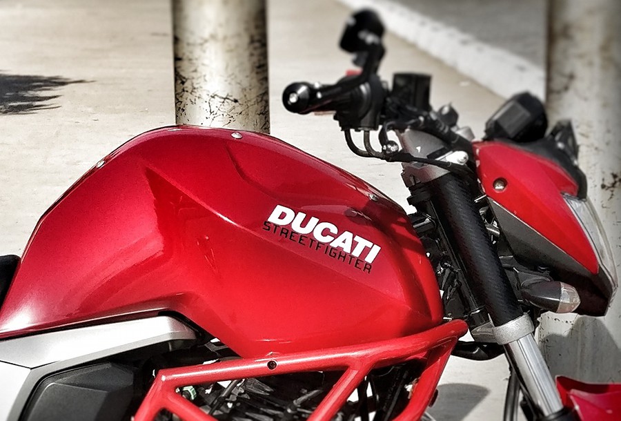 Yamaha FZ Modified to Look Like a Ducati Streetfighter - macro