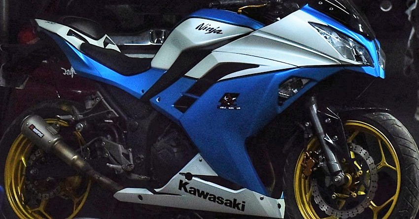 Kawasaki Ninja 300 Blue & Silver Wrap by Knight Auto Customizer