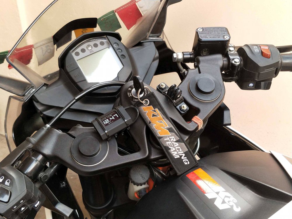KTM RC 200 Equipped with Bluetooth OLED Smart Display Featuring Moto Notifier App - bottom