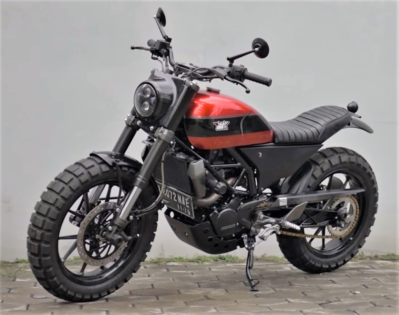 Meet Awesomely Customized KTM Duke 200 by Atenx Katros - front