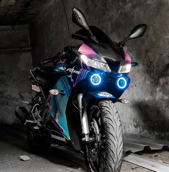 Meet Yamaha R15 V3 with Cool Graphics & Projector Lights - closeup
