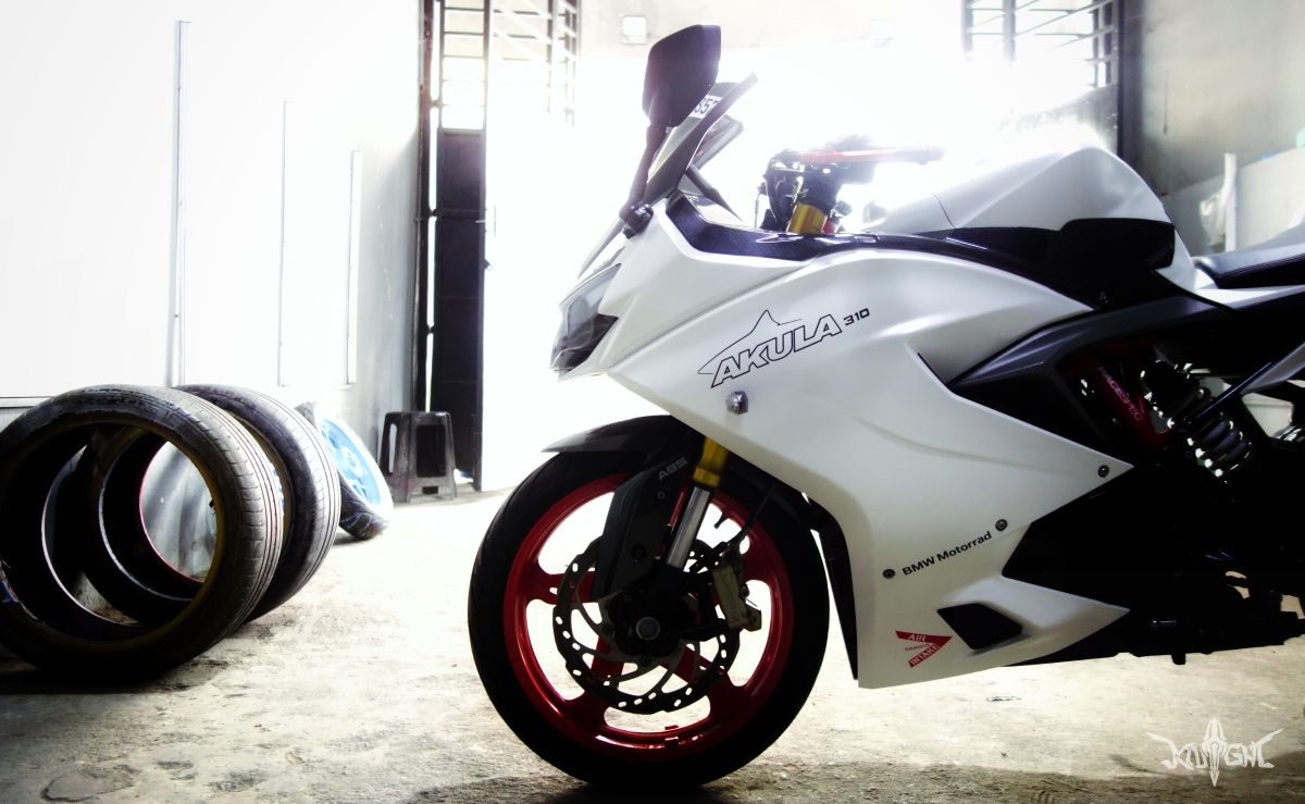 Pearl White TVS Sportbike Looks Stunning - Based on Apache RR 310 - background