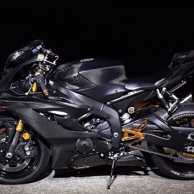 Meet Perfectly Modified Yamaha R6 Carbon Edition - background