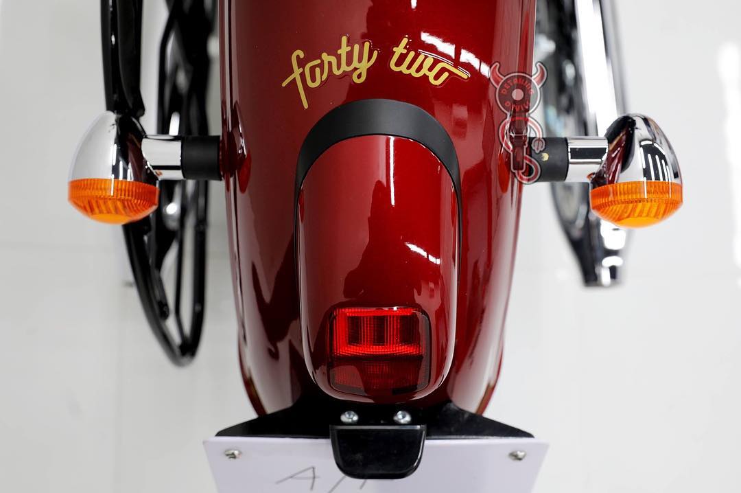 Meet Jawa Forty-Two Wearing a Scratch-Resistant Mirror Coat by Detailing Devils - snap