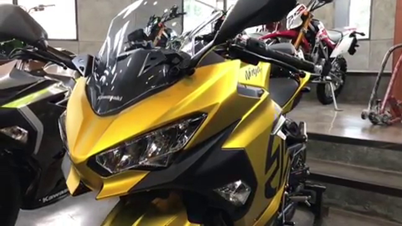 Matte Gold Kawasaki Ninja 250 Spotted at a Dealership - angle