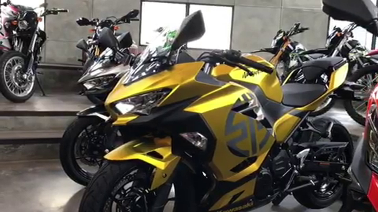 Matte Gold Kawasaki Ninja 250 Spotted at a Dealership - background