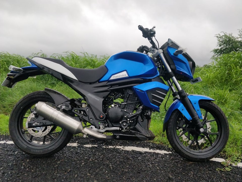 Blue Mahindra Mojo 300 ABS