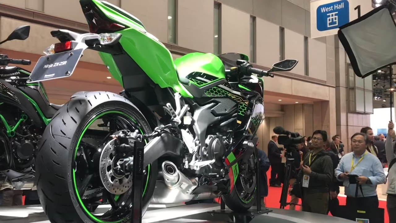 249cc 4-Cylinder Kawasaki Ninja ZX-25R Officially Revealed - foreground
