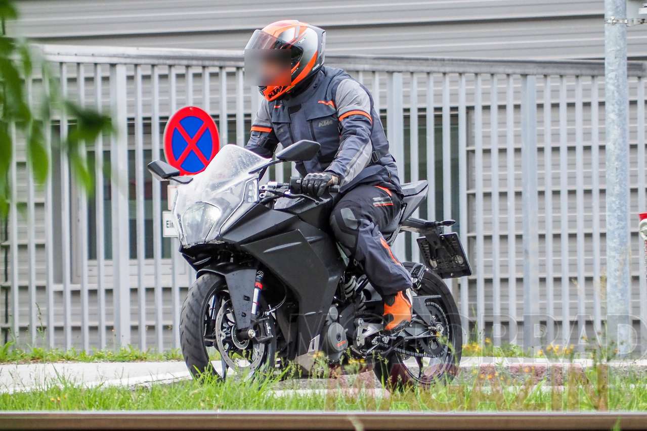 2021 KTM RC 390 Spotted Testing in a New Set of Photos - closeup