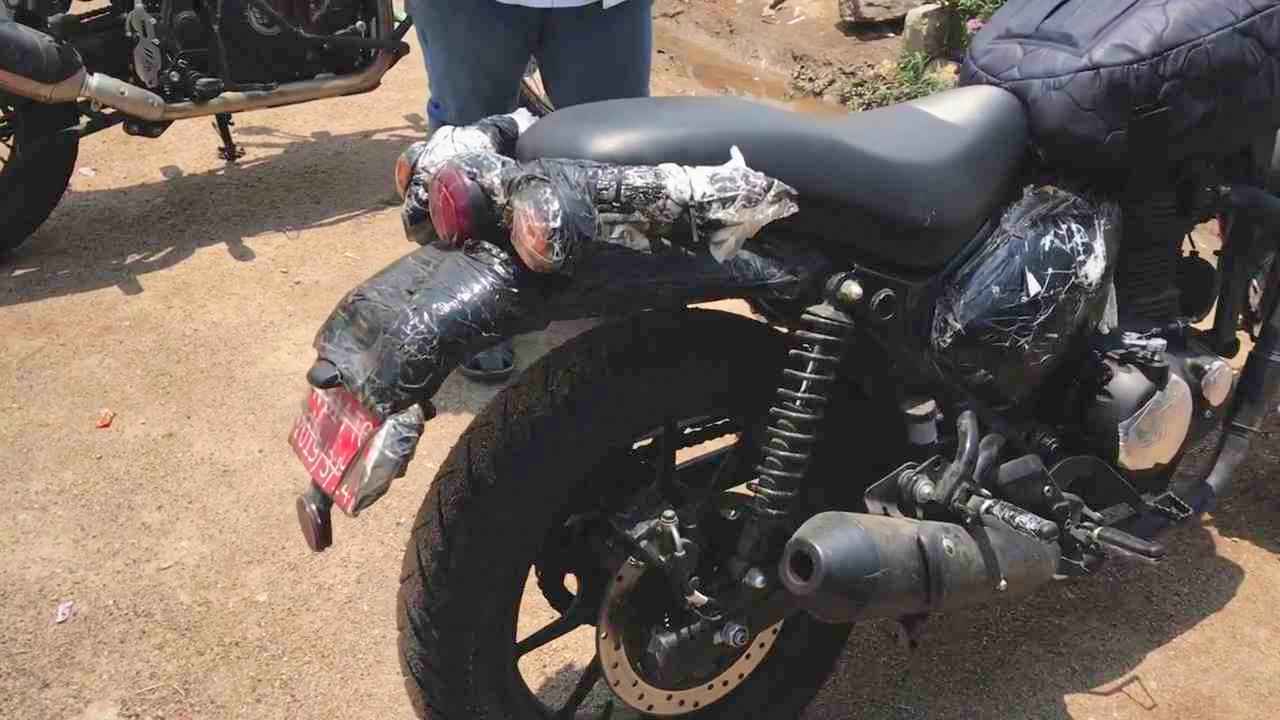 Royal Enfield Hunter/Roadster 350 Spotted