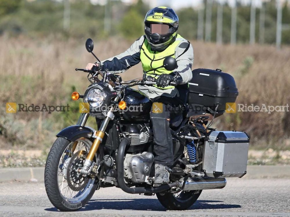 650cc Royal Enfield Classic and Meteor Spotted - Clear Photos - foreground