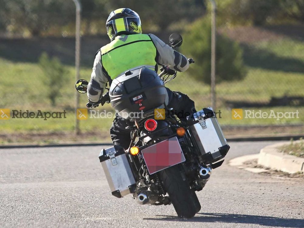 650cc Royal Enfield Classic and Meteor Spotted - Clear Photos - portrait