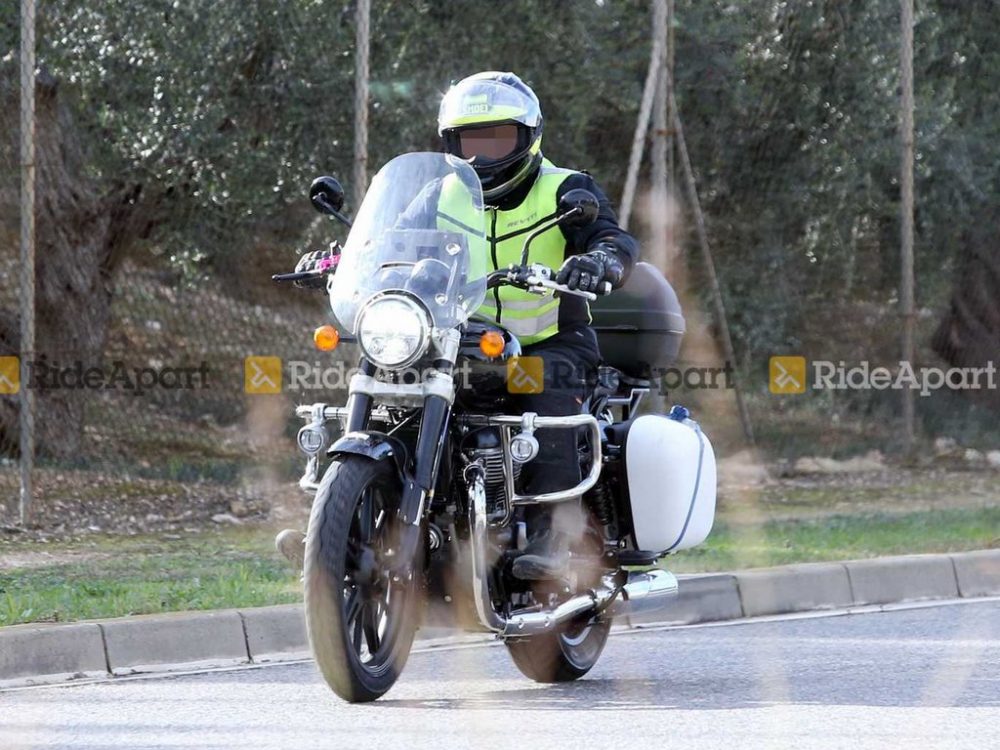 650cc Royal Enfield Classic and Meteor Spotted - Clear Photos - front